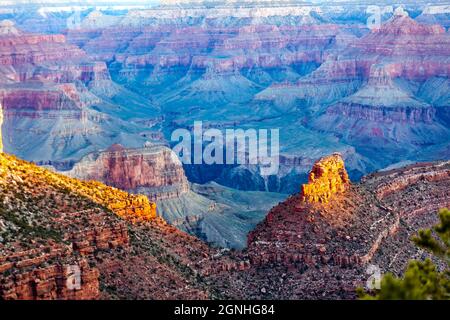 Immense Grand Canyon, avec ses bandes de roches rouges superposées révélant des millions d'années d'histoire géologique. Banque D'Images