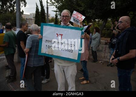Des policiers israéliens et des soldats de la patrouille frontalière des FDI ont arrêté des manifestants israéliens pour avoir agité des drapeaux palestiniens lors de la manifestation de solidarité hebdomadaire à Sheikh Jarrah. Bien que le ministre de la sécurité intérieure ait ordonné à la police d'arrêter la confiscation violente il y a un mois, les ordonnances ne sont pas appliquées sur le terrain. Le manifestant a été traité dans une salle d'urgence en raison d'une blessure à la tête. Jérusalem, Israël. 24 septembre 2021. Credit: Matan Golan/Alay Live News Banque D'Images
