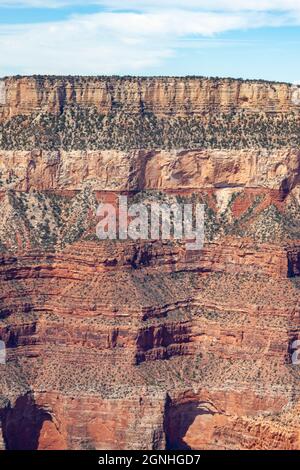 Immense Grand Canyon, avec ses bandes de roches rouges superposées révélant des millions d'années d'histoire géologique. Banque D'Images