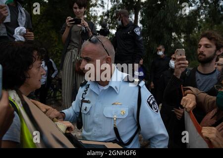 Des policiers israéliens et des soldats de la patrouille frontalière des FDI ont arrêté des manifestants israéliens pour avoir agité des drapeaux palestiniens lors de la manifestation de solidarité hebdomadaire à Sheikh Jarrah. Bien que le ministre de la sécurité intérieure ait ordonné à la police d'arrêter la confiscation violente il y a un mois, les ordonnances ne sont pas appliquées sur le terrain. Le manifestant a été traité dans une salle d'urgence en raison d'une blessure à la tête. Jérusalem, Israël. 24 septembre 2021. Credit: Matan Golan/Alay Live News Banque D'Images