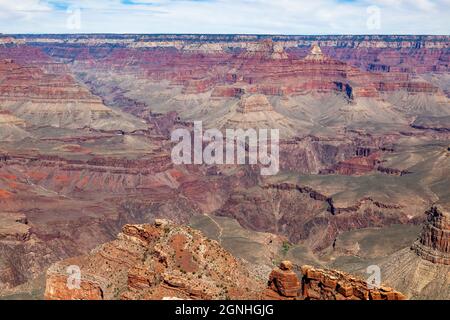 Immense Grand Canyon, avec ses bandes de roches rouges superposées révélant des millions d'années d'histoire géologique. Banque D'Images