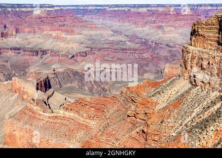 Immense Grand Canyon, avec ses bandes de roches rouges superposées révélant des millions d'années d'histoire géologique. Banque D'Images