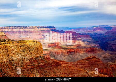 Immense Grand Canyon, avec ses bandes de roches rouges superposées révélant des millions d'années d'histoire géologique. Banque D'Images