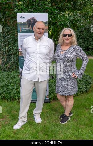 East Hampton, États-Unis. 25 septembre 2021. George Schulman et Debra Rothberg assistent à la 2e réception annuelle de la Marche-a-thon et de Chandon pour les animaux à Baker House 1650 à East Hampton, NY, le 25 septembre 2021. (Photo de David Warren /Sipa? USA) crédit: SIPA USA/Alay Live News Banque D'Images