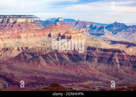 Immense Grand Canyon, avec ses bandes de roches rouges superposées révélant des millions d'années d'histoire géologique. Banque D'Images