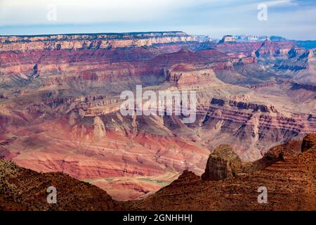 Immense Grand Canyon, avec ses bandes de roches rouges superposées révélant des millions d'années d'histoire géologique. Banque D'Images