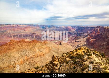 Immense Grand Canyon, avec ses bandes de roches rouges superposées révélant des millions d'années d'histoire géologique. Banque D'Images