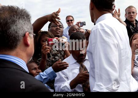 Le président Barack Obama salue ses partisans après avoir prononcé un discours sur les collèges communautaires du Macomb Community College de Warren, Michigan, le 14 juillet 2009. (Photo officielle de la Maison Blanche par Pete Souza) cette photo officielle de la Maison Blanche est mise à la disposition des organismes de presse pour publication et/ou pour impression personnelle par le(s) sujet(s) de la photo. La photographie ne peut être manipulée d'aucune manière ou utilisée dans des documents, des publicités, des produits ou des promotions qui, de quelque manière que ce soit, suggèrent l'approbation ou l'approbation du Président, de la première famille ou de la Maison Blanche. Banque D'Images