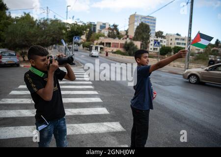 Cheikh Jarach, Israël. 24 septembre 2021. Des policiers israéliens et des soldats de la patrouille frontalière des FDI ont arrêté des manifestants israéliens pour avoir agité des drapeaux palestiniens lors de la manifestation de solidarité hebdomadaire à Sheikh Jarrah. Bien que le ministre de la sécurité intérieure ait ordonné à la police d'arrêter la confiscation violente il y a un mois, les ordonnances ne sont pas appliquées sur le terrain. Le manifestant a été traité dans une salle d'urgence en raison d'une blessure à la tête. Jérusalem, Israël. 24 septembre 2021. (Photo de Matan Golan/Sipa USA) crédit: SIPA USA/Alay Live News Banque D'Images