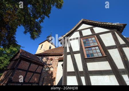 14 septembre 2021, Brandebourg, Beetzseheide/OT Ketzür : l'église protestante Berlin-Brandebourg-schlesische Oberlaussitz dans la Dorfstraße. Le village, situé sur le Beetzsee, est indépendant jusqu'à la fin de 2002, quand il est uni avec deux villages voisins pour former la municipalité de Beetzseeheide. Le manoir du XVIe siècle, l'église du village du XIIIe siècle et les bâtiments historiques du centre du village méritent d'être admiré. Photo: Soeren Stache/dpa-Zentralbild/ZB Banque D'Images