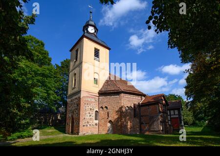 14 septembre 2021, Brandebourg, Beetzseheide/OT Ketzür : l'église protestante Berlin-Brandebourg-schlesische Oberlaussitz dans la Dorfstraße. Le village, situé sur le Beetzsee, est indépendant jusqu'à la fin de 2002, quand il est uni avec deux villages voisins pour former la municipalité de Beetzseeheide. Le manoir du XVIe siècle, l'église du village du XIIIe siècle et les bâtiments historiques du centre du village méritent d'être admiré. Photo: Soeren Stache/dpa-Zentralbild/ZB Banque D'Images