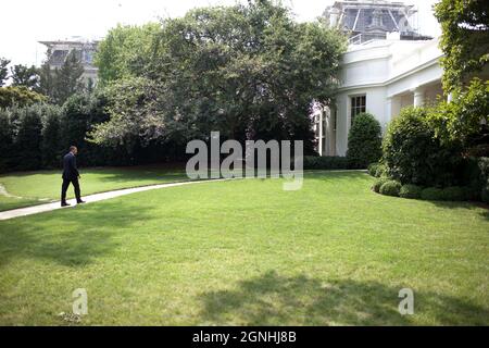 Le président Barack Obama revient dans le Bureau ovale après une conférence de presse conjointe avec le Premier ministre irakien Nuri al-Maliki dans le jardin des roses de la Maison Blanche à Washington, le 22 juillet 2009. (Photo officielle de la Maison-Blanche par Chuck Kennedy) cette photo officielle de la Maison-Blanche est mise à la disposition des organismes de presse et/ou pour usage personnel par le(s) sujet(s) de la photo. La photographie ne peut être manipulée d'aucune manière ou utilisée dans des matériaux, des publicités, des produits ou des promotions qui, de quelque manière que ce soit, suggèrent l'approbation ou l'approbation du Président, de la première famille, Banque D'Images