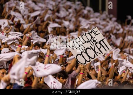 Columbia, SC, États-Unis. 25 septembre 2021. Les étudiants de South Carolina Gamecocks applaudissent leur équipe au troisième trimestre contre les Wildcats du Kentucky lors de la rencontre SEC au stade Williams-Brice à Columbia, SC. (Scott Kinser/Cal Sport Media). Crédit : csm/Alay Live News Banque D'Images