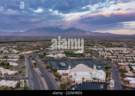 Green Valley est une communauté de retraite de snowbird en Arizona. Vue aérienne sur la ville et les montagnes. Banque D'Images