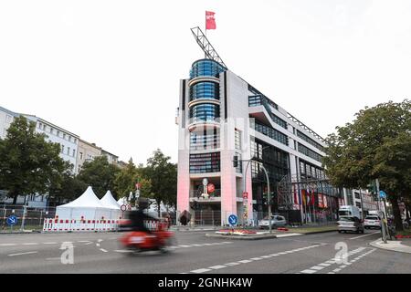 Berlin, Allemagne. 25 septembre 2021. Des véhicules ont passé le siège du Parti social-démocrate allemand (SPD) à Berlin, capitale de l'Allemagne, le 25 septembre 2021. Les Allemands éliront dimanche les membres du 20ème Bundestag (chambre basse du Parlement) du pays. Au total, 6,211 candidats de 47 partis politiques se disputeront au moins 598 sièges. Credit: Shan Yuqi/Xinhua/Alay Live News Banque D'Images