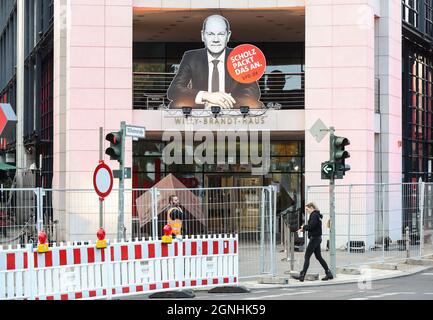 Berlin, Allemagne. 25 septembre 2021. Un membre du personnel passe devant l'entrée du siège du Parti social-démocrate allemand (SPD) à Berlin, capitale de l'Allemagne, le 25 septembre 2021. Les Allemands éliront dimanche les membres du 20ème Bundestag (chambre basse du Parlement) du pays. Au total, 6,211 candidats de 47 partis politiques se disputeront au moins 598 sièges. Credit: Shan Yuqi/Xinhua/Alay Live News Banque D'Images