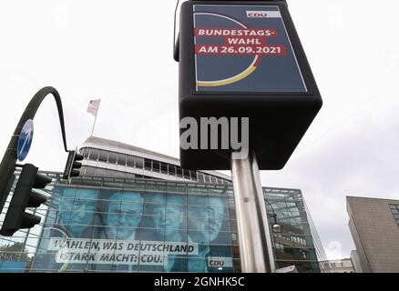 Berlin, Allemagne. 25 septembre 2021. Une affiche des élections fédérales allemandes est visible devant le siège de l'Union chrétienne-démocrate allemande (CDU) à Berlin, capitale de l'Allemagne, le 25 septembre 2021. Les Allemands éliront dimanche les membres du 20ème Bundestag (chambre basse du Parlement) du pays. Au total, 6,211 candidats de 47 partis politiques se disputeront au moins 598 sièges. Credit: Shan Yuqi/Xinhua/Alay Live News Banque D'Images