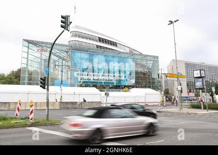 Berlin, Allemagne. 25 septembre 2021. Des véhicules ont passé le siège de l'Union chrétienne-démocrate allemande (CDU) à Berlin, capitale de l'Allemagne, le 25 septembre 2021. Les Allemands éliront dimanche les membres du 20ème Bundestag (chambre basse du Parlement) du pays. Au total, 6,211 candidats de 47 partis politiques se disputeront au moins 598 sièges. Credit: Shan Yuqi/Xinhua/Alay Live News Banque D'Images