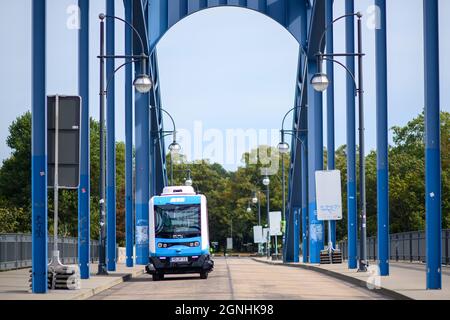 Magdebourg, Allemagne. 23 septembre 2021. La navette « Elbi » traverse un pont. Actuellement, une opération pilote du minibus automatisé est en cours. Bien que le bus vole lui-même, il y a toujours un conducteur à bord qui fait rouler le bus. Le projet pilote se tiendra jusqu'au 19 décembre 2021. Le 27 septembre 2021, il y aura un événement de 10.00 heures à 16.30 heures dans l'AMO Kulturhaus Magdeburg l'événement "conduite automatisée dans les transports publics" a lieu. Credit: Klaus-Dietmar Gabbert/dpa-Zentralbild/ZB/dpa/Alay Live News Banque D'Images