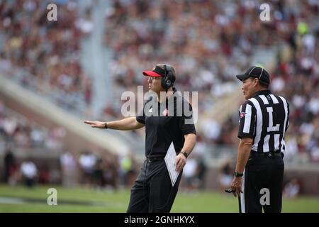 25 septembre 2021 : l'entraîneur-chef des Louisville Cardinals, Scott Satterfield, interroge un appel lors du match de football de la NCAA entre les Louisville Cardinals et les Florida State Seminoles au Doak Campbell Stadium Tallahassee, FL. Louisville bat l'État de Floride 31 à 23. Jonathan Huff/CSM. Banque D'Images