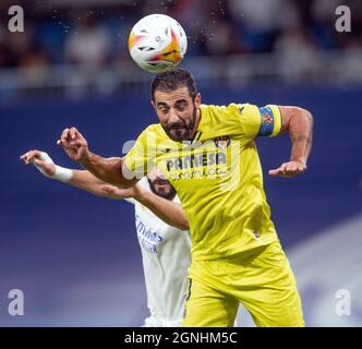 Estadio Santiagp Bernabeu, Madrid, Espagne. 25 septembre 2021. Hommes la Liga, Real Madrid CF versus Villarreal CF; Raul Albiol de Villarreal dirige une balle devant Karim Benzema de Real Madrid crédit: Action plus Sports/Alay Live News Banque D'Images