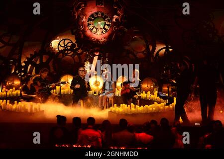 Coral Gables, États-Unis. 23 septembre 2021. CORAL GABLES, FLORIDE - SEPTEMBRE 23 : Alex González, Juan Calleros, Fher Olvera et Sergio Vallín de Maná et Mabel (2e de R) se produit sur scène aux Billboard Latin Music Awards 2021 au centre Watsco le 23 septembre 2021 à Coral Gables, Floride. (Photo de JL/Sipa USA) crédit: SIPA USA/Alay Live News Banque D'Images