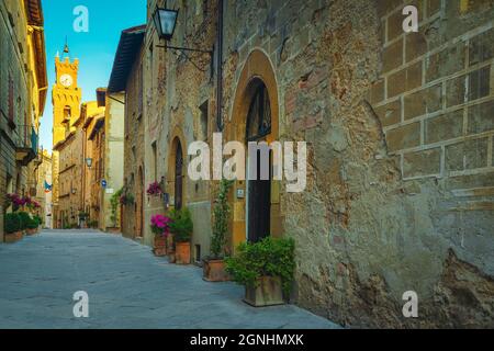 Vue fantastique sur la rue toscane. Vieilles maisons médiévales en pierre et rue étroite avec entrées fleuries, Pienza, Toscane, Italie, Europe Banque D'Images