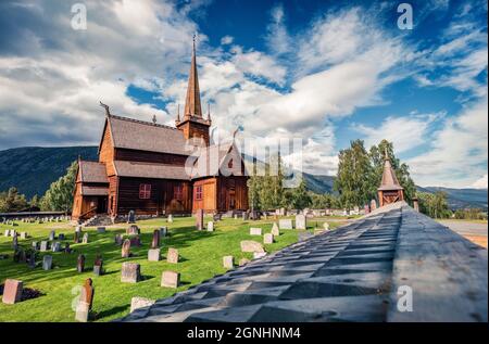 Splendide vue d'été sur l'église de la rive de LOM (LOM Stavkyrkje). Scène matinale ensoleillée de la campagne norvégienne, centre administratif de la municipalité de LOM - F. Banque D'Images