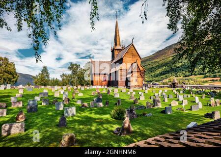 Vue pittoresque de l'église de la rive de LOM (LOM Stavkyrkje). Scène matinale ensoleillée de la campagne norvégienne, centre administratif de la municipalité de LOM Banque D'Images