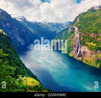 Magnifique scène estivale du fjord Sunnylvsfjorden, village de Geiranger, Norvège occidentale. Belle vue du matin sur les célèbres chutes d'eau de Seven Sisters. Banque D'Images