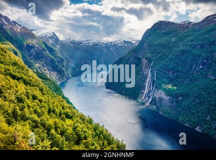 Scène estivale spectaculaire du fjord Sunnylvsfjorden, village de Geiranger, Norvège occidentale. Belle vue du matin sur les célèbres chutes d'eau de Seven Sisters. Banque D'Images