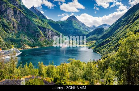 Merveilleuse scène d'été du port de Geiranger, Norvège occidentale. Vue spectaculaire du fjord Sunnylvsfjorden le matin. Présentation du concept de déplacement. Banque D'Images