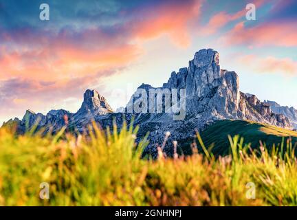 Vue romantique le matin sur le pic Ra Gusela, Averau - Groupe Nuvolau de Passo di Giau. Merveilleux lever de soleil d'été dans les Alpes Dolomiti, Cortina d'Ampezzo locat Banque D'Images