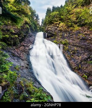 Vue pittoresque le matin sur la chute d'eau de Brit's Veil / Valul Miresei. Lever de soleil captivant en été dans le parc naturel d'Apuseni, comté de Cluj, Roumanie, Europe. Banque D'Images