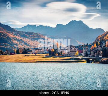 Magnifique paysage urbain d'automne de la ville de Silvaplana. Magnifique vue du matin sur le lac Champfer, haute Engadine dans le canton suisse des Grisons, Suisse, Banque D'Images