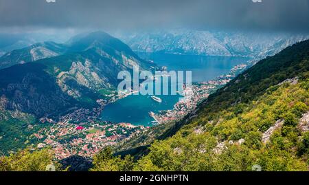 Spectaculaire paysage urbain d'été du port de Kotor. Vue aérienne du matin sur la baie de Kotor et les falaises de calcaire du mont Lovcen. Paysage Adriatique ensoleillé. Beau millepertuis Banque D'Images