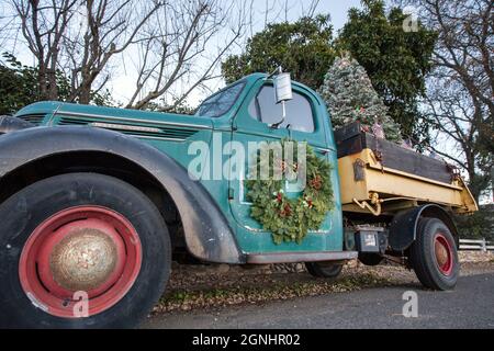 Californie, États-Unis, décembre 2009. Un camion garé sur le côté d'une route avec des décorations de Noël et un arbre de Noël. Banque D'Images