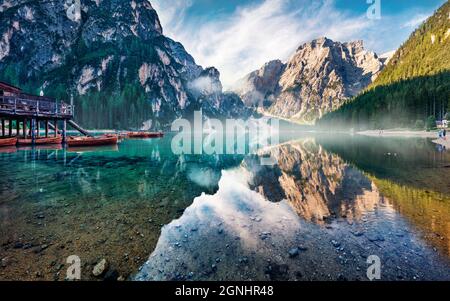 Vue du matin brumeuse sur le lac Braies (Pragser Wildsee). Lever de soleil d'été majestueux dans le parc national de Fanes-Sennes-Braies, Alpes Dolomiti, Tyrol du Sud, Italie, Banque D'Images