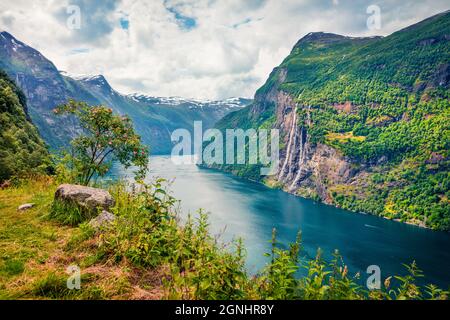 Sublime scène estivale du fjord Sunnylvsfjorden, village de Geiranger, Norvège occidentale. Belle vue du matin sur les célèbres chutes d'eau de Seven Sisters. Banque D'Images