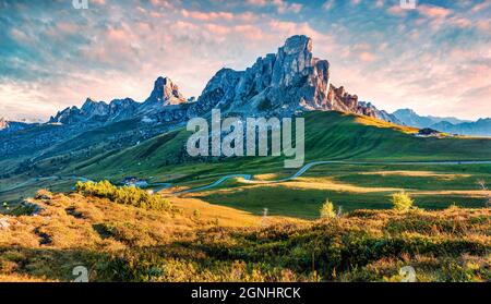 Vue imprenable le matin sur le pic Ra Gusela, Averau - Groupe Nuvolau depuis Passo di Giau. Lever de soleil d'été dans les Alpes Dolomiti, Cortina d'Ampezzo lo Banque D'Images