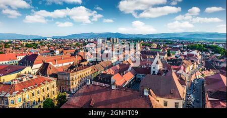 Vue d'été panoramique de la Tour du Conseil. Paysage urbain aérien de la ville de Sibiu. Impressionnant matin scène de Transylvanie, Roumanie, Europe. Véhicule concep Banque D'Images