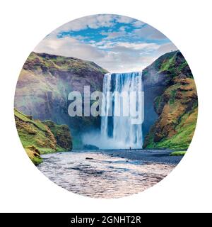 Icône ronde de la nature avec paysage. Magnifique vue d'été sur la chute d'eau de Skogafoss sur la rivière Skoga, Islande, Europe. La photographie en cercle. Banque D'Images