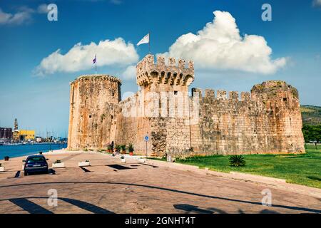 Paysage urbain ensoleillé d'été de Trogir avec tour Kamerlengo. Vue pittoresque du matin sur la vieille ville Adriatique. Beau monde des pays méditerranéens. Par Banque D'Images