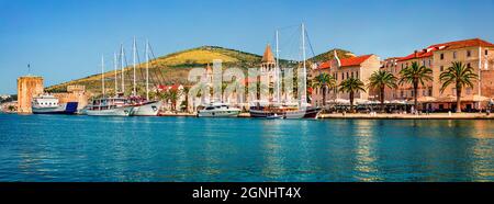 Paysage urbain d'été panoramique de la ville de Trogir. Superbe paysage marin matinal de la mer Adriatique. Beau monde des pays méditerranéens. Concept de voyage de retour Banque D'Images
