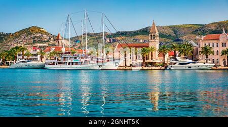 Magnifique paysage urbain d'été de la ville de Trogir. Impressionnant paysage marin matinal de la mer Adriatique. Beau monde des pays méditerranéens. Concept de voyage b Banque D'Images