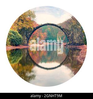 Icône ronde de la nature avec paysage. Vue impressionnante du pont Rakotz (Rakotzbrucke, Devil's Bridge) à Azalea et Parc Rhododendron à Kromlau, Banque D'Images
