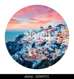 Icône ronde de paysage urbain. Vue impressionnante en soirée sur l'île de Santorini. Pittoresque coucher de soleil de printemps sur la célèbre station grecque Oia, Grèce, Europe. Photo Banque D'Images