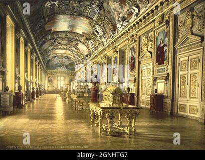 Une galerie dans le Musée du Louvre, Paris, France vers.1890-1900 Banque D'Images