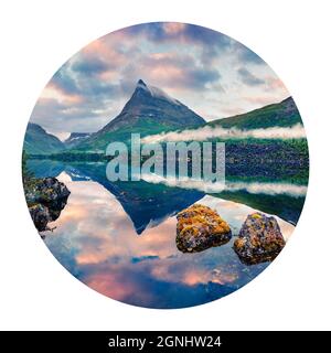 Icône ronde de la nature avec paysage. Impressionnant lever de soleil d'été sur le lac Innerdalsvatna. Scène matinale colorée de Norvège, Europe. La photographie dans un cercle Banque D'Images