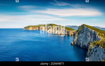 Paysage marin du matin aérien de la mer Ionienne. Vue d'été bleue sur la côte ouest de l'île de Lefkada, Grèce, Europe. Beauté de la nature concept fond. Banque D'Images